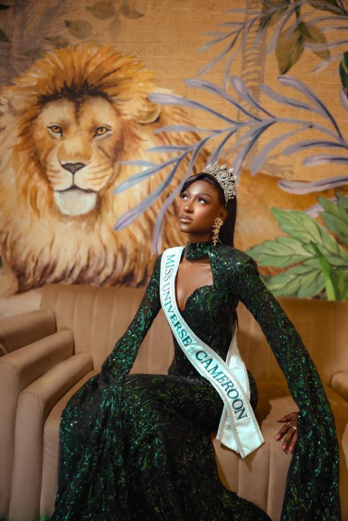 A STANDING OVATION FOR AUDREY MOUTONGO BLACK 6 MyCelestialApp 1005239165 MyCelestialApp