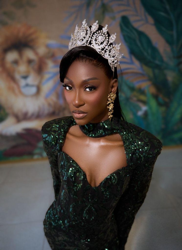 A STANDING OVATION FOR AUDREY MOUTONGO BLACK 8 MyCelestialApp 1005239167 MyCelestialApp